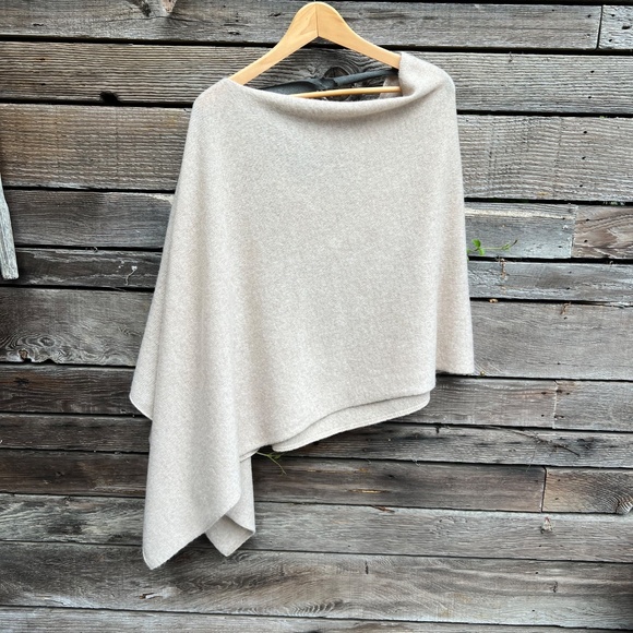Minnie Rose - Oatmeal Cashmere Poncho - One Size - Picture 1 of 2